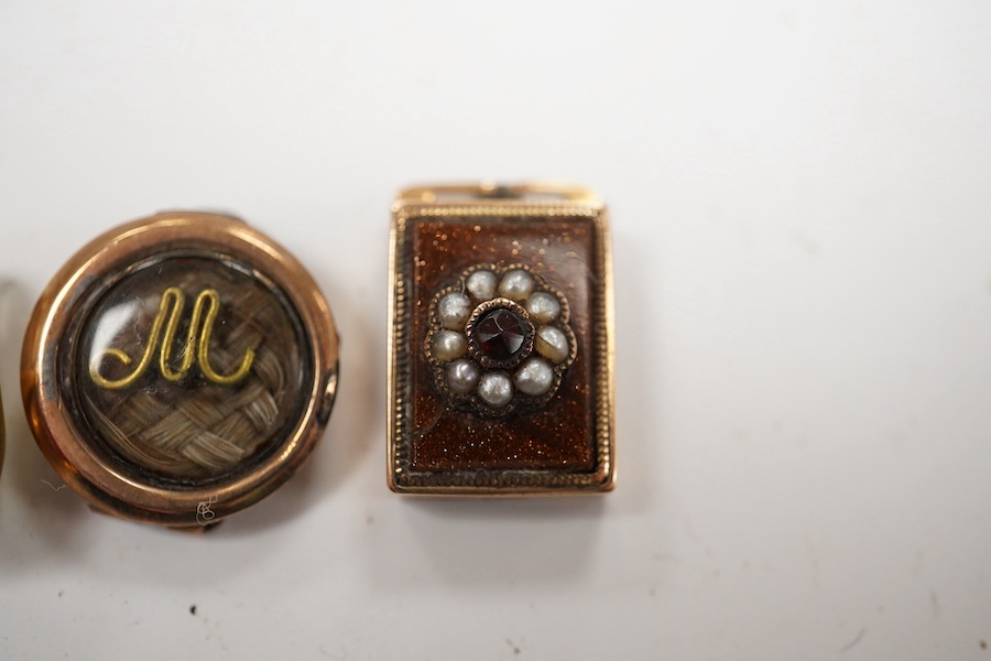 A modern 18k and gem set small pendant 10mm, one earlier yellow metal pendant, a yellow metal and gem set clasp and a damaged mourning brooch. Condition - poor to fair